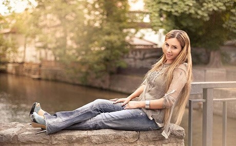 Alîn bi 5 zimanan stranan dibêje