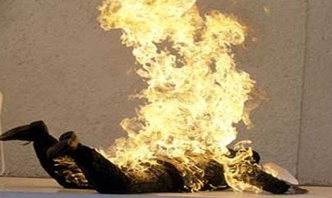 Pîremêrê 80 salî xwe şewitand