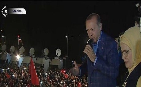 Erdogan li ser dengên kurdan helwest nîşan da