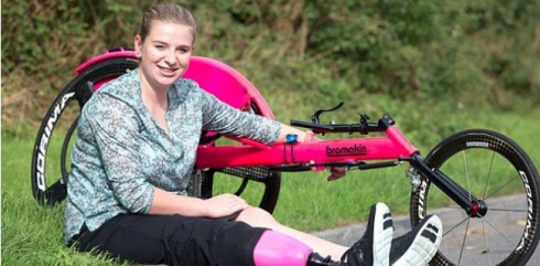 Ji ber êşa noqbûna neynokê lingê xwe ji çokê ve jê kir