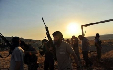 Brîtaniya regeznameyê ji kesên ku li Sûriyê şer dikin vedikşîne