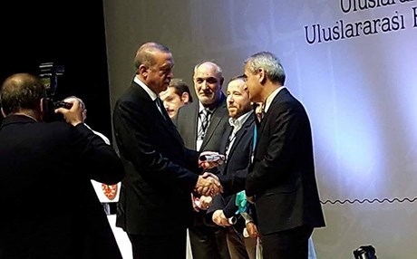 Xweşnivîsekî kurd ji aliyê Erdogan ve hate xelatkirin