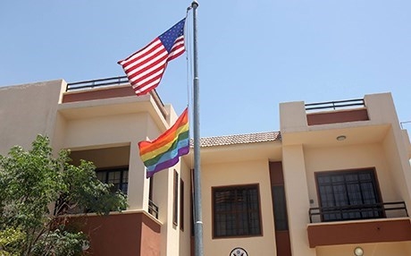 Konsolxaneya Amerîkayê li Hewlêrê ala hevrêgezan bilind kir