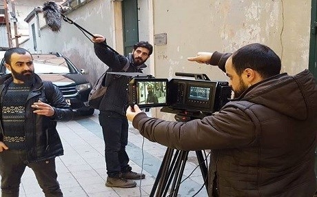 Rêzefîlma înternetê ya ciwanên Kurd li bêderfetiyê asê ma