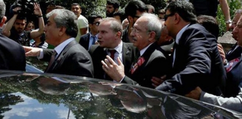 Karwanê wesayîtên Kiliçdaroglu di nav agir de ma!