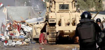 Protesters storm Cairo building after bloodbath, U.S. to review Egypt aid