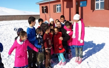 Tirk e û li Almanyayê dijî û arîkariya zarokên kurd dike