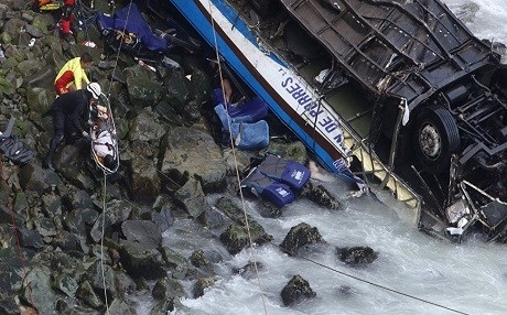 Otobusê qeza kir: Hêrî kêm 48 rêwî mirin