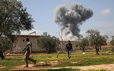 Firokeyên Tirkiyê Efrîn bi tundî bombebaran kirin