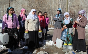 Ji ber bêaviyê 10 rojan carekî zarokên xwe dişon