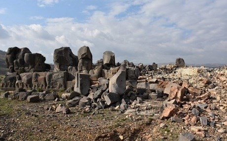 EFRÎN - Çekdarên opozisyonê erdê dikolin û li asewarên dîrokî digerin