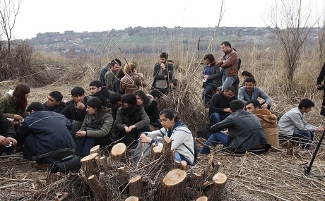 Gencên Amedê li dijî jinavbirina daran dest bi çalakiya rûniştinê kirin