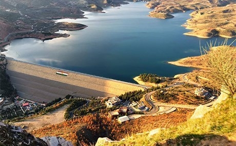 Li Duhokê jinekê xwe di bendavê de xeniqand