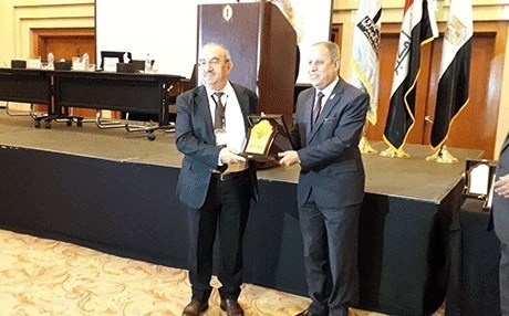 Profesorekî Kurd di 4emîn Kongreya Zanistî ya Cîhanê de xelat wergirt