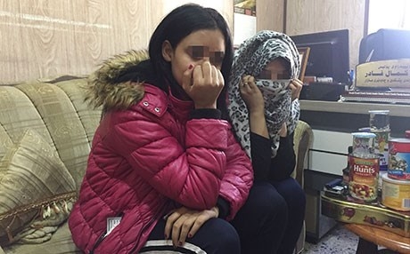 Keçên ku li ber kafeteryaya Hewlêrê direqisîn: Bi zorê bi me didan kirin