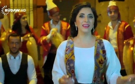 Kur û keçeke Efrînî di klîpekê de zewicîn