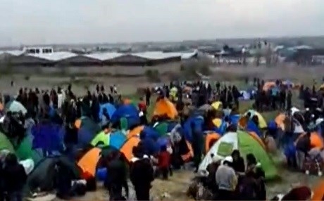 Bi sedan koçberên Kurd li Yûnanistanê di kampekê de asê mane