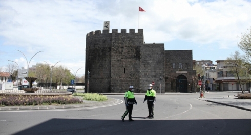 Li Tirkiye û Bakûrê Kurdistanê, ji ber Koronayê dîsa qedexeya derketina derve tê ragihandin