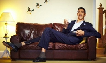 ‘Dirêjtirîn zilamê cîhanê’ dibe stêrka Hollywoodê!