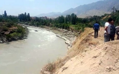 Keçeke 16 salî xwe avête nav ava Zêya Mezin