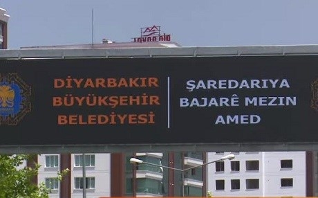 Şaredariya Amedê dest bi danîna tabloyên Kurdî kiriye