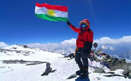 Ala Kurdistanê li ser gupika çiyayê Lenîn hat bilindkirin