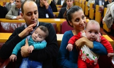 Dayika kurd dê bi her du zarokên xwe yên cêwî re bikeve zîndanê