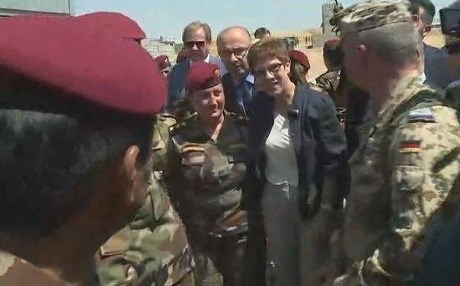 Wezîra Berevaniya Almanyayê li Hewlêrê serdana leşkerên welatê xwe kir