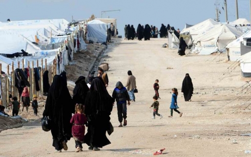 Li Kampa Holê du DAIŞiyan êrişî ciwanekê kirin û ew kuştin