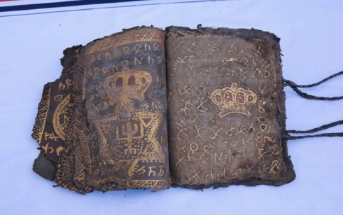 Li Amedê dest bi ser încîleke bi zêr nivîsî de hat girtin