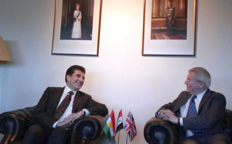 Nêçîrvan Barzanî ligel rayedarên Brîtaniya dicive