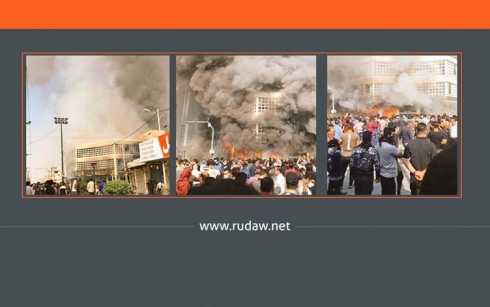 Xwepêşanderan agir berdan avahiya Banka Niştimanî ya Îranê