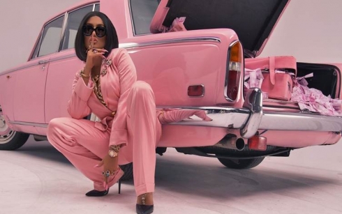 Helly Luv: Min ligel kompaniya Sony peymaneke dîrokî îmze kir