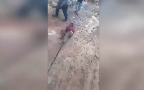 Li Efrînê çekdaran welatiyek bi werîs li pey otomobîlê xişikand