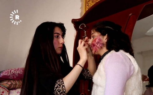 Keçeke Rojavayê Kurdistanê bi kelûpelên metbexê birîna çêdike