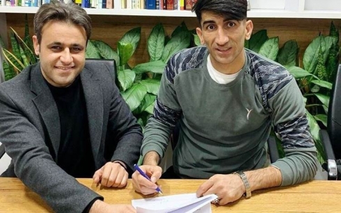 Golparêzê Kurd ê navdar girêbestek li gel tîmeke Ewropayê îmze kir