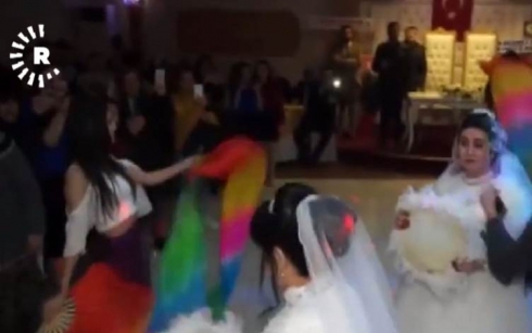 Li Tirkiyê du xwişk bê zava bûne bûk