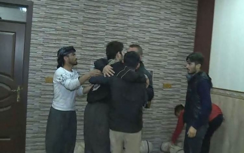 DAIŞê du gencên Kurd azad kirin