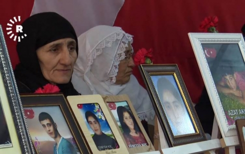 Greva malbatan li pêşiya avahiya HDPê ya Amedê berdewam e