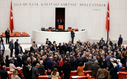 Li parlamentoya Tirkiyê şer derket