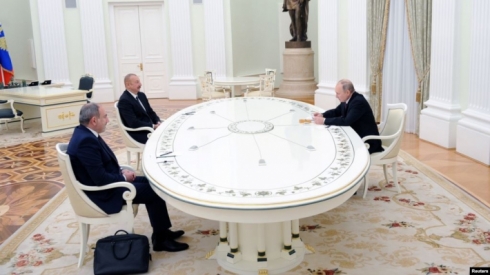 Putin li gel serokên Azerbeycan û Ermenîstanê civiya