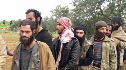 Sûriye - Bi sedan çekdarên DAIŞê teslîmî çekdarên îslamî yên alîgirên Tirkiyê bûn!