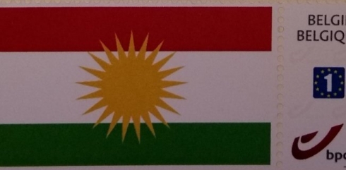 Nûnertiya Kurdistanê li Ewropa li ser pûlan wêneyê ala Kurdistanê bikar tîne