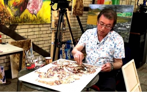 Şêwekarekî Kurd bi qehwê tabloyan çêdike