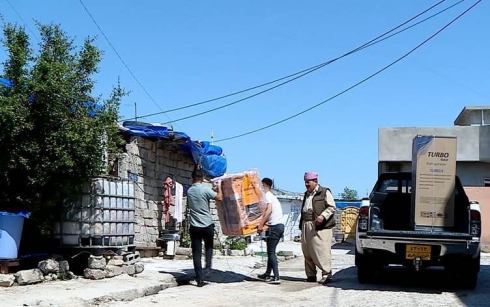 Rêxistineke Kurdên Êzidî alîkariyan bi ser hejarên Duhokê de belav dike