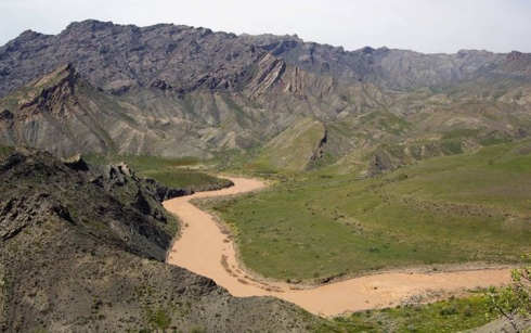 Berpirsekî Efxanistanê: Pasewanên sînorî yên Îranê 55 koçber avêtin nava çem