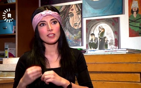 Nîgarvana Efrînî li Almanyayê êşên Kurdan li ser tabloyan nîşan dide