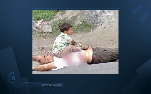 Wêneyê zarokekî Keşmîrî karvedaneke mezin li pey xwe anî