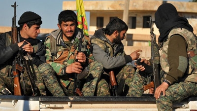 Kurdish fighters rout IS group militants from town near Iraq 