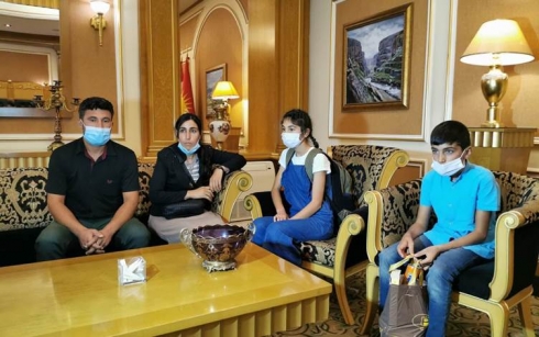 Serokê Herêma Kurdistanê 2 zarokên Kurdên Êzidî li gel xwe ji Tirkiyê vegerandin Kurdistanê